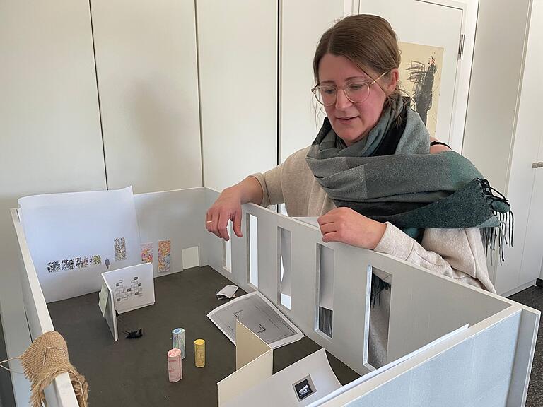 Vorbereitungen für die 6. Triennale: Co-Kuratorin Julia Weimar mit einem Modell der Großen Halle der Schweinfurter Kunsthalle. Vorbereitungen für die 6. Triennale: Co-Kuratorin Julia Weimar mit einem Modell der Großen Halle der Schweinfurter Kunsthalle.