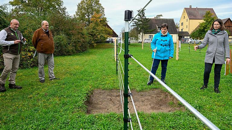 Der Schwarzenauer Staatsgut-Chef Thomas Schwarzmann und AELF-Behördenleiter Gerd Düll folgen den Ausführungen der beiden Fachberaterinnen Katharina Paskuy und Christine Reuter-Gottert. Der Schwarzenauer Staatsgut-Chef Thomas Schwarzmann und AELF-Behördenleiter Gerd Düll folgen den Ausführungen der beiden Fachberaterinnen Katharina Paskuy und Christine Reuter-Gottert.