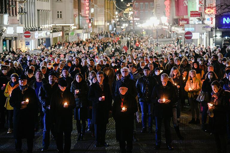 Lichtergedenken im Angesicht eines aktuellen Krieges in Europa: Das Foto entstand am 16. März 2022, drei Wochen nach dem Beginn des Ukraine-Krieges. Lichtergedenken im Angesicht eines aktuellen Krieges in Europa: Das Foto entstand am 16. März 2022, drei Wochen nach dem Beginn des Ukraine-Krieges.