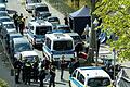 Leiche auf Gehweg in Berlin-Reinickendorf       -  Polizisten und Beamte der Spurensicherung in weißen Schutzanzügen stehen an dem Ort, wo ein toter Mann gefunden wurde.