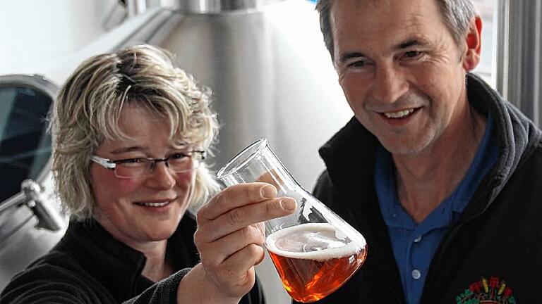 Carolin Raab von der Hofheimer Brauerei Raab hat eine neue Biersorte gebraut, das &bdquo;Frangn Seidla&ldquo;. Mit im Bild ihr Vater, Brauerei-Chef Michael Raab.