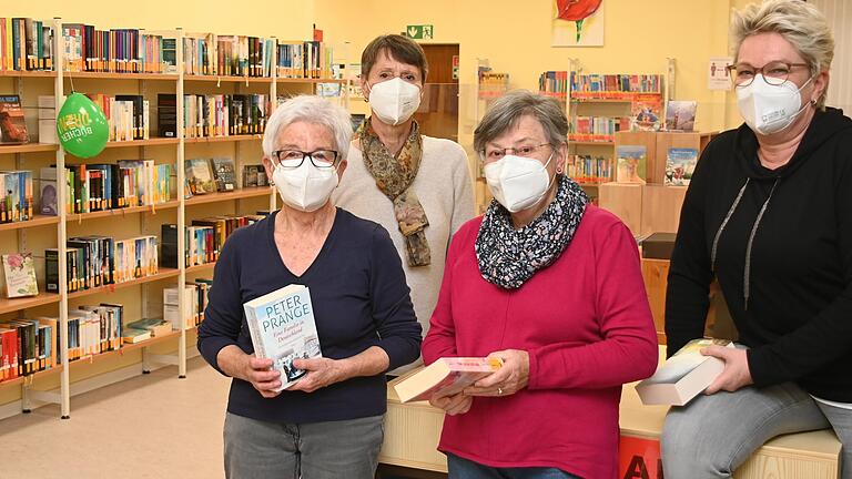 In neuen Räumen empfängt das ehrenamtliche Team der Gemeindebücherei Frickenhausen künftig die Leser, von links Christa Rahner, Inge Michel, Maria Hanika und Bianka Trigilia.