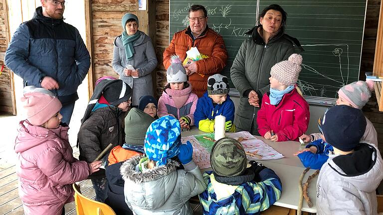 Mit einer kleinen Feier wurde der Bauernhofkindergarten auf dem Sonnenhof bei Großbardorf offiziell eröffnet. Mit dabei waren außer den Kindern (von links) Erzieher Steffen Hauck, Heidi Geßner, Bürgermeister Josef Demar und Kindertagesstättenleiterin Izabela Kirchner.