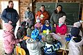 Mit einer kleinen Feier wurde der Bauernhofkindergarten auf dem Sonnenhof bei Großbardorf offiziell eröffnet. Mit dabei waren außer den Kindern (von links) Erzieher Steffen Hauck, Heidi Geßner, Bürgermeister Josef Demar und Kindertagesstättenleiterin Izabela Kirchner.