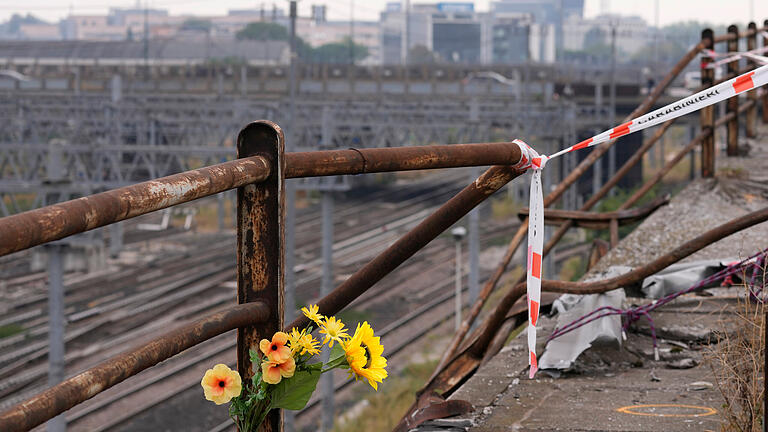 Schweres Busunglück in Venedig.jpeg       -  Ein Strauß Plastikblumen nahe der Unfallstelle: Jetzt ermittelt die Staatsanwaltschaft.