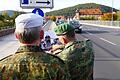 Oberstleutnant Mario Cremer zeigt Brigadegeneral Michael Matz die Stelle, an der US-Panzer vor der Brücke in Gemünden abgeschossen wurde. Die gesprengte Brücke (links an der aus Sandstein gemauerten Brüstung zu erkennen) wurde nach dem Krieg wiede...       -  Oberstleutnant Mario Cremer zeigt Brigadegeneral Michael Matz die Stelle, an der US-Panzer vor der Brücke in Gemünden abgeschossen wurde. Die gesprengte Brücke (links an der aus Sandstein gemauerten Brüstung zu erkennen) wurde nach dem Krieg wiederaufgebaut und ist heute eine Fußgängerbrücke, daneben ist eine neue breitere Straßenbrücke.