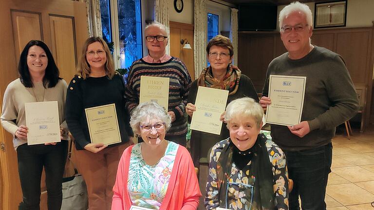 Geehrt wurden für ihre langjährige Mitgliedschaft (vorne von links) Irmtraud Gropp (45 Jahre Mitglied), Gerda Hartner (50), (stehend von links) Marion Kraiß (25), Jana Niedermeyer (30), Rudolf Kuhn (55), Monika Förster (40) und Ansgar Willacker (35).