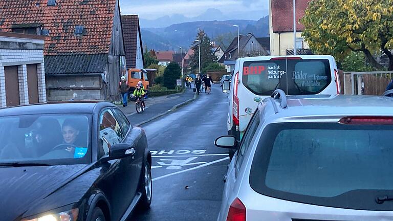 Eng geht es in der Korbstraße zu – vor allem, wenn Schulbusse kommen. Sie soll zur Einbahnstraße werden. Eng geht es in der Korbstraße zu – vor allem, wenn Schulbusse kommen. Sie soll zur Einbahnstraße werden.
