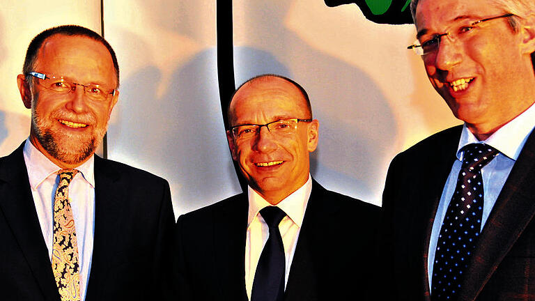 Südzucker-Vorstand Thomas Kirchberg, zuständig für Rohstoffe und Marktpolitik, Technik-Vorstand Lutz Guderjahn und der Hauptgeschäftsführer der Wirtschaftlichen Vereinigung Zucker, Günter Tissen (von links). Südzucker-Vorstand Thomas Kirchberg, zuständig für Rohstoffe und Marktpolitik, Technik-Vorstand Lutz Guderjahn und der Hauptgeschäftsführer der Wirtschaftlichen Vereinigung Zucker, Günter Tissen (von links).