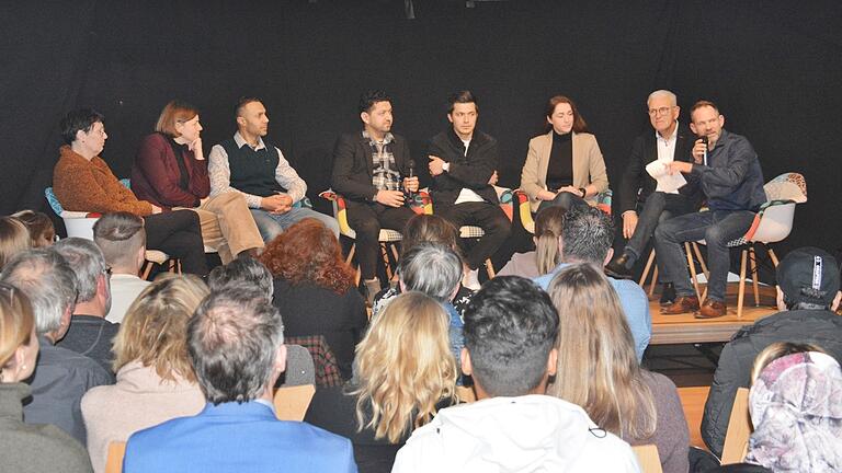 Im Anschluss an die Filmvorführung 'The dark Future' fand im Kulturarsenal Darre eine Diskussionsveranstaltung statt. Von links: Maria-Antonette Grabe (Regierung von Unterfranken), Parlamentarische Staatssekretärin Manuela Rottmann, Tajuddin Noori (Arzt aus Afghanistan),  Hedayatullah Musli (Ingenieur), Olia Akbari (Dolmetscher), Kathleen Halbig (Jobcenter Rhön-Grabfeld), stellvertretender Landrat Bruno Altrichter und Moderator Frank Helmerich.