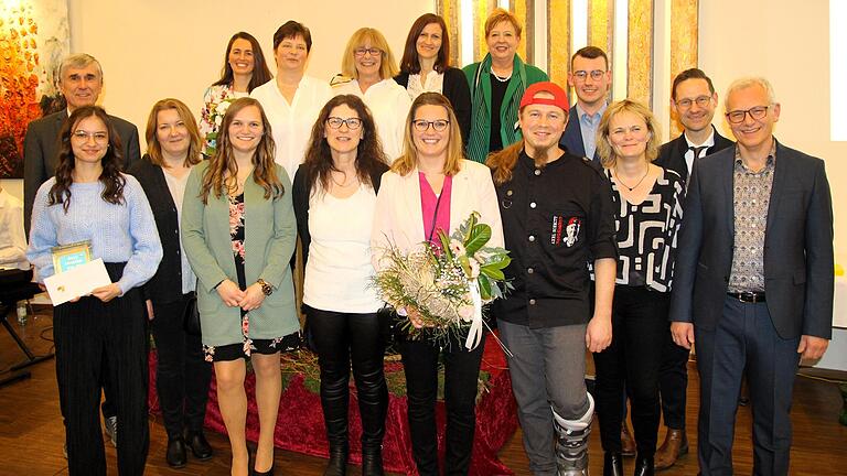 Beim Neujahrsempfang in Frankenwinheim zeichnete Bürgermeister Herbert Fröhlich (rechts) zahlreiche Mitbürgerinnen und -bürger für ihr Engagement und ihre sportlichen Erfolge aus.