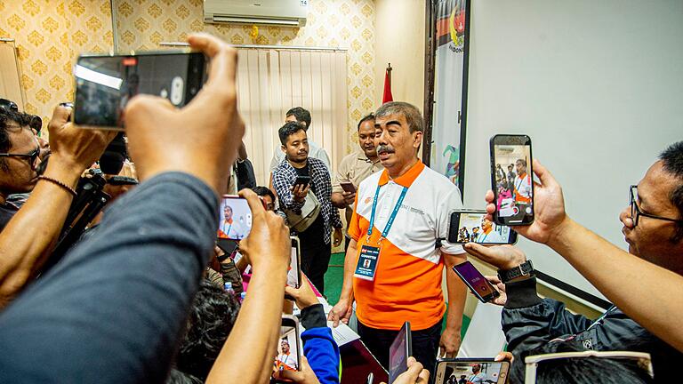 Nach dem Tod eines 17-jährigen chinesischen Badmintonspielers       -  Broto Happy Wondomisnowo (M), Sprecher des indonesischen Badmintonverbandes, beantwortet Fragen nach einer Pressekonferenz.