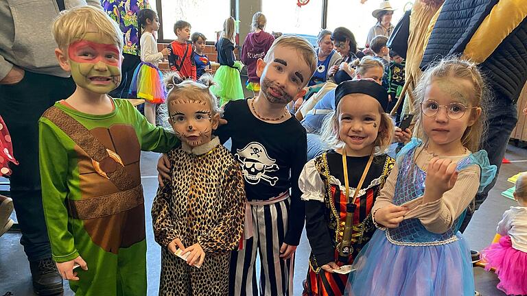 Einmal Prizessin, Dino oder Pirat - am Kinderfasching in Holzkirchhausen konnten die kleinen und großen Gäste den Fasching in der Welsbach-Halle genießen.