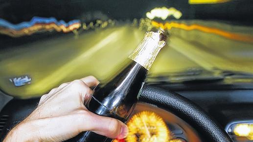 Alkohol am Steuer: Der Weg zurück zum Führerschein kann sehr steinig sein. Alkohol am Steuer: Der Weg zurück zum Führerschein kann sehr steinig sein.