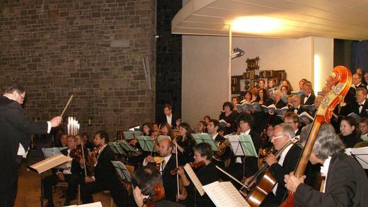 Friedensmesse Kantorei       -  Eine großartige Aufführung der Werke 'The Armed Man - A Mass for Peace' und 'Gloria' des zeitgenössischen, walisischen Komponisten Karl Jenkins durch die Katholischen Kantorei unter Leitung von Hermann Grollmann konnten die Zuhörer in der voll besetzten Pfarrkirche St. Josef in Marktheidenfeld erleben.