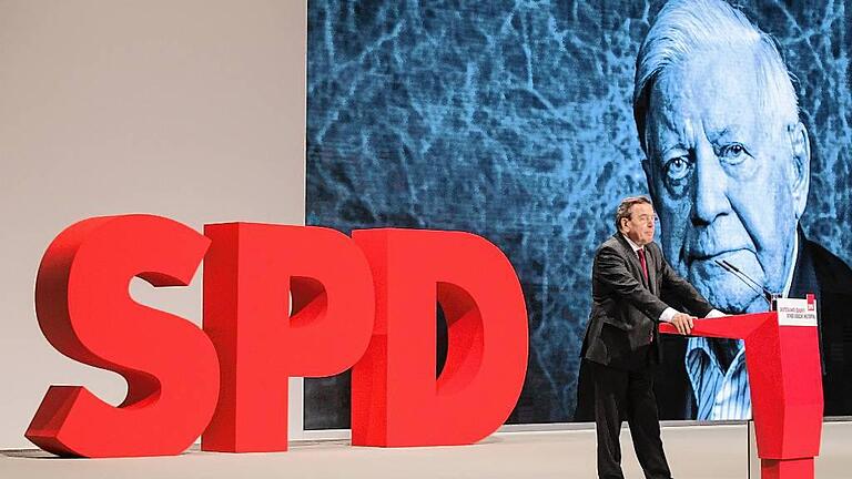 SPD-Bundesparteitag       -  SPD-Parteitag: Altkanzler Gerhard Schröder (SPD) ehrt den verstorbenen Altkanzler Helmut Schmidt.