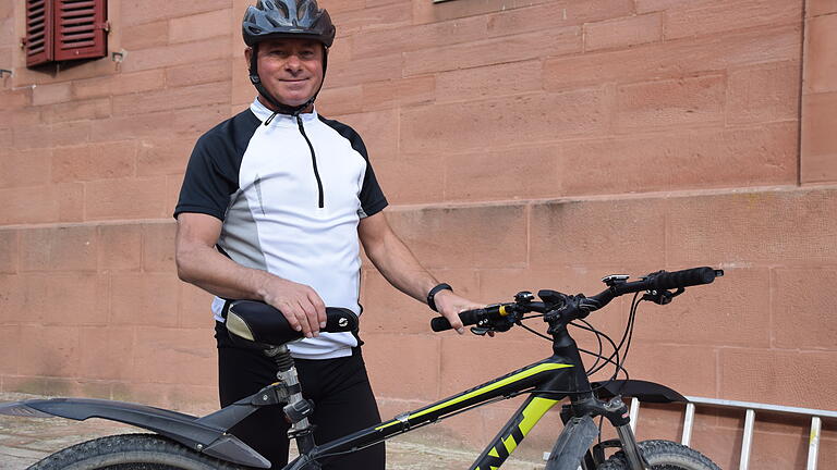 Pfarrer Mariusz Dolny mit dem Fahrrad: Ausgestattet mit Helm und in Sportmontur drehte er, sofern es ihm die Zeit erlaubte, seine Runden. Er verlässt seinen Wirkungskreis auf der Fränkischen Platte.