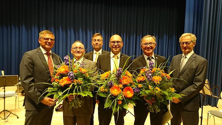 Von links: Roland Streng (Regionaldirektor Genossenschaftsverband Bayern), Helmut Bach, Franz-Josef Hartlieb (Vorstand), Johannes Flammersberger (Vorstand), Bernhard Keller, Klaus Schauer (Aufsichtsratsvorsitzender)