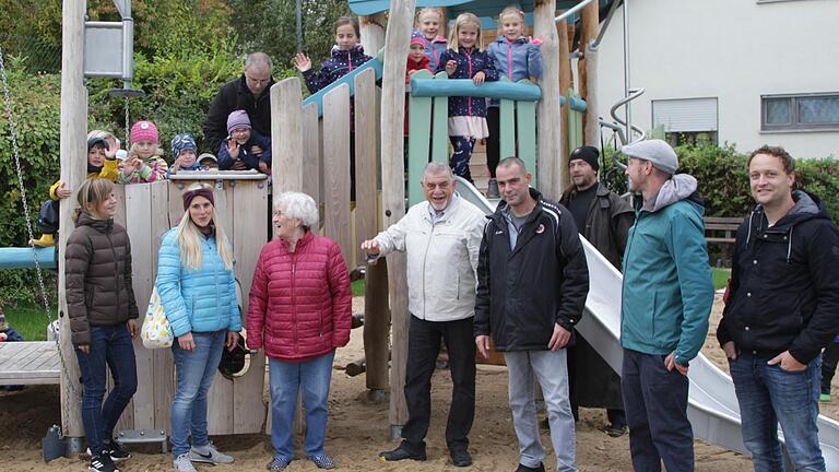 &quot;Cool&quot; fanden Eltern und Kinder den sanierten Spielplatz &quot;An den sieben Bäumen&quot; bei der Wiedereröffnung.