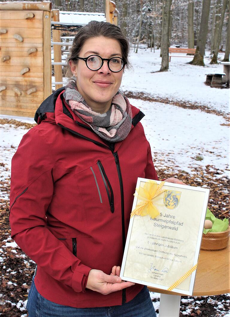 Leiterin Barbara Ernwein vom Baumwipfelpfad in Ebrach bekam eine Urkunde zum fünfjährigen Bestehen der Einrichtung.