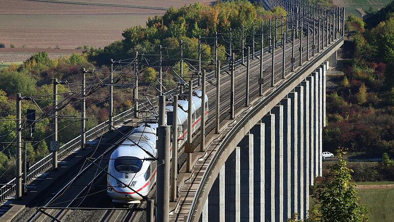 Ein Intercity-Express fährt auf der Bahnstrecke Fulda-Würzburg über eine Brücke bei Zellingen (Lkr. Main-Spessart). Die ICE-Strecke zwischen Fulda und Würzburg soll 2022 komplett erneuert werden. Daher müssen Bahnreisende ab 11. Juni längere Fahrzeiten einplanen.