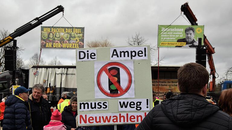 Mit Plakaten und rund 500 Traktoren, Lastkraftwagen und Geschäftsfahrzeugen protestierten am Samstag etwa 1500 Menschen gegen die Politik der Ampel-Regierung.