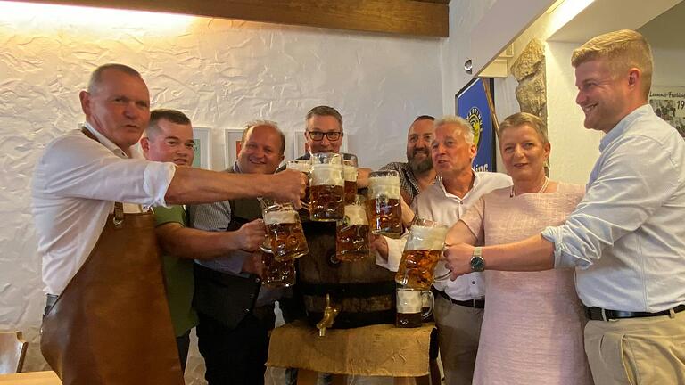 Marktheidenfelds Bürgermeister Thomas Stamm (von links) schmeckt das Festbier der Laurenzi-Messe 2024, verriet er. Auch Brauer Veit Pfeuffer-Martin, Festwirt Christian Papert, stellvertretendem Landrat Christoph Vogel, Brauer Helmut Eschenbach, Joachim Papert von der Festwirtsfamilie, Brauerei-Chefin Maria Martin und ihr Sohn, Braumeister Luis Pfeuffer-Martin, sind zufrieden.