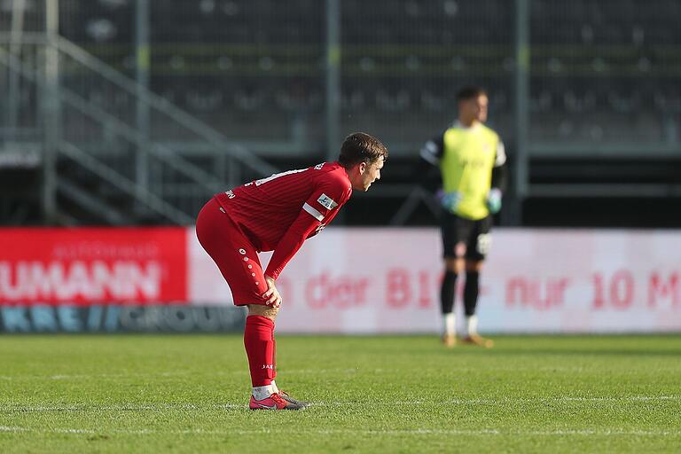 Frust pur: Kickers-Verteidiger Tim Kraus nach dem 0:3 gegen Illertissen Frust pur: Kickers-Verteidiger Tim Kraus nach dem 0:3 gegen Illertissen