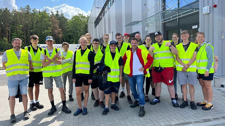 Schülerinnen und Schüler der Fachklassen 10 beim Besuch der Firma Dachser.