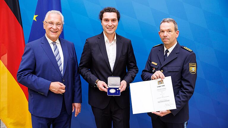 Für seine Zivilcourage überreichten Innenminister Joachim Herrmann (links) und Landespolizeipräsident Michael Schwald die Courage-Medaille an Michael Bathon. Der Schweinfurter hat gemeinsam mit einer Frau drei Täter in die Flucht geschlagen, die einen 19-Jährigen angegriffen hatten.