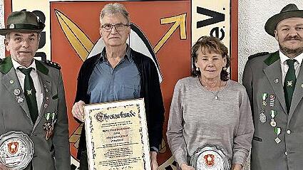 Zwei Ehrenteller und eine Ehrenmitgliedschaft wurden verliehen: (von links) 1. Vorsitzender Reinhold Hofmann (Ehrenteller), das neue Ehrenmitglied Manfred Hein, Ursula Sittler (Ehrenteller) und 2. Vorsitzender Felix Eirich. - Zwei Ehrenteller und eine Ehrenmitgliedschaft wurden verliehen: (von links) 1. Vorsitzender Reinhold Hofmann (Ehrenteller), das neue Ehrenmitglied Manfred Hein, Ursula Sittler (Ehrenteller) und 2. Vorsitzender Felix Eirich. Zwei Ehrenteller und eine Ehrenmitgliedschaft wurden verliehen: (von links) 1. Vorsitzender Reinhold Hofmann (Ehrenteller), das neue Ehrenmitglied Manfred Hein, Ursula Sittler (Ehrenteller) und 2. Vorsitzender Felix Eirich. - Zwei Ehrenteller und eine Ehrenmitgliedschaft wurden verliehen: (von links) 1. Vorsitzender Reinhold Hofmann (Ehrenteller), das neue Ehrenmitglied Manfred Hein, Ursula Sittler (Ehrenteller) und 2. Vorsitzender Felix Eirich.