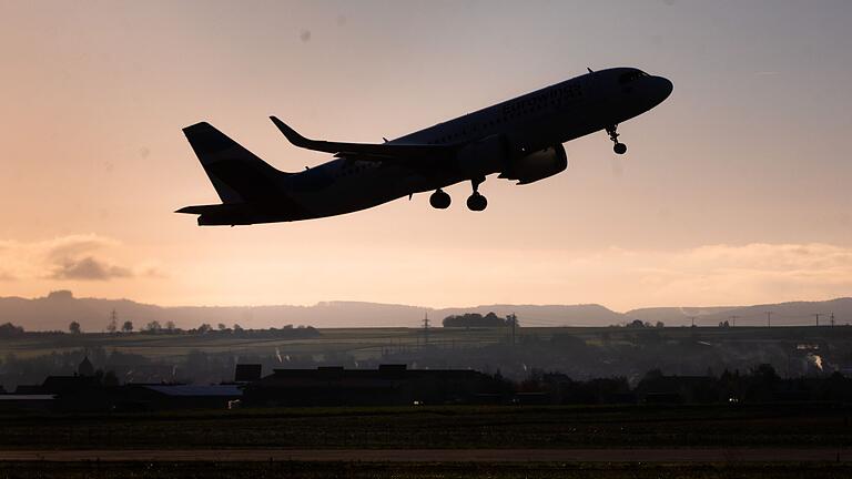 Flugzeug startet am Flughafen Stuttgart - Die Zahl der Passagiere in Deutschland wächst, aber der heimische Luftverkehr schwächelt. (Archivbild) Flugzeug startet am Flughafen Stuttgart - Die Zahl der Passagiere in Deutschland wächst, aber der heimische Luftverkehr schwächelt. (Archivbild)