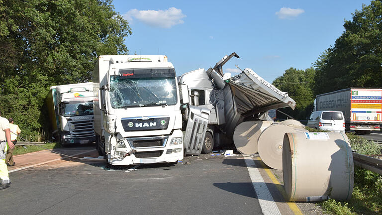 Gleich vier Lastwagen waren am Dienstag auf der A3 bei Geiselwind in einen Unfall verwickelt. Die Autobahn in Richtung Frankfurt war für mehrere Stunden gesperrt. Foto: Diem