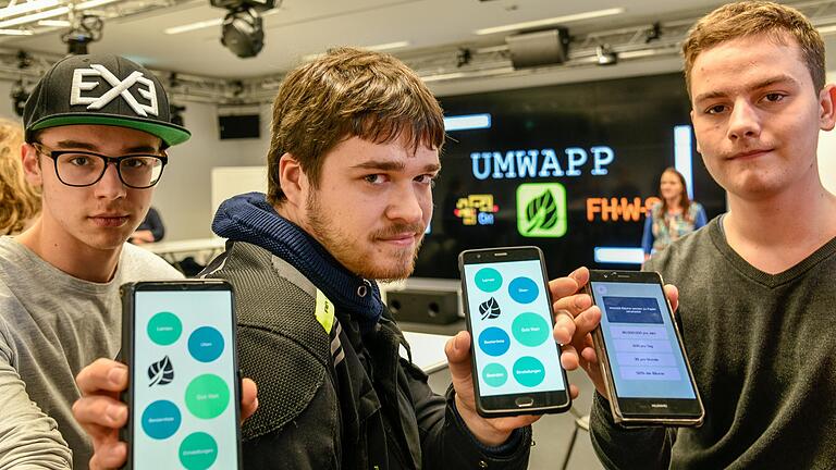 Gymnasiasten aus Marktbreit erstellten in Kooperation mit Studierenden der FHWS eine Umwelt-App, von links: Jonas Hoh, Tim Bucko und Maximilian Ziegler aus der 12. Jahrgangsstufe des Gymnasiums Marktbreit. Gymnasiasten aus Marktbreit erstellten in Kooperation mit Studierenden der FHWS eine Umwelt-App, von links: Jonas Hoh, Tim Bucko und Maximilian Ziegler aus der 12. Jahrgangsstufe des Gymnasiums Marktbreit.