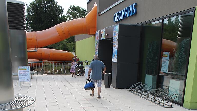 Glücklich kann sein, wer, wie hier auf diesem Bild, ohne langes Warten ins Geomaris gehen kann. Am Donnerstag bildeten sich in der Sommerhitze von über 30 Grad lange Besucherschlangen vorm Eingang mit Wartezeiten von rund 45 Minuten, berichten Besucher.