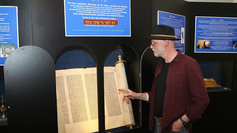 Die einstige Synagoge von Maßbach soll zum Museum werden. Im kommenden Jahr soll die Planung voranschreiten. Unser Bild zeigt den Heimatforscher Klaus Bub, der sich seit langem für die Dokumentation einstigen jüdischen Lebens in der Marktgemeinde einsetzt. Foto: Archiv Dieter Britz - Die einstige Synagoge von Maßbach soll zum Museum werden. Im kommenden Jahr soll die Planung voranschreiten. Unser Bild zeigt den Heimatforscher Klaus Bub, der sich seit langem für die Dokumentation einstigen jüdischen Lebens in der Marktgemeinde einsetzt. Foto: Archiv Dieter Britz Die einstige Synagoge von Maßbach soll zum Museum werden. Im kommenden Jahr soll die Planung voranschreiten. Unser Bild zeigt den Heimatforscher Klaus Bub, der sich seit langem für die Dokumentation einstigen jüdischen Lebens in der Marktgemeinde einsetzt. Foto: Archiv Dieter Britz - Die einstige Synagoge von Maßbach soll zum Museum werden. Im kommenden Jahr soll die Planung voranschreiten. Unser Bild zeigt den Heimatforscher Klaus Bub, der sich seit langem für die Dokumentation einstigen jüdischen Lebens in der Marktgemeinde einsetzt. Foto: Archiv Dieter Britz