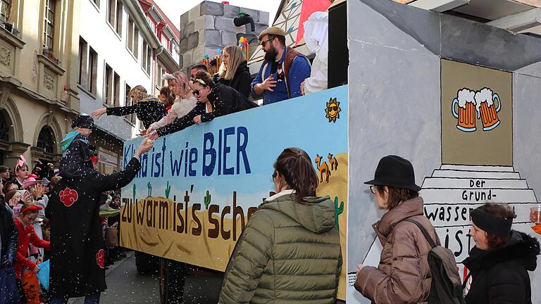 Von den Faschingswagen gab es in Marktbreit haufenweise Kamellen.