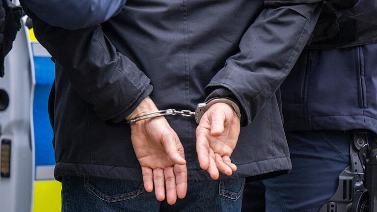 Polizisten führen eine gestellte Festnahme durch (Symbolfoto). Polizisten führen eine gestellte Festnahme durch (Symbolfoto).