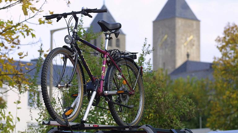 Das Kitzinger Land hat sich zu einem Radfahrer-Landkreis entwickelt. Im Hintergrund die Abteikirche Münsterschwarzach. Das Kitzinger Land hat sich zu einem Radfahrer-Landkreis entwickelt. Im Hintergrund die Abteikirche Münsterschwarzach.