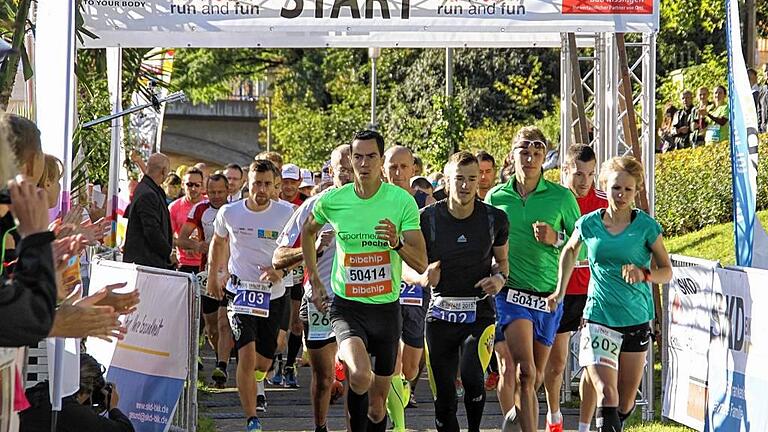 Bei herrlichstem Wetter gingen die Läuferinnen und Läufer des Bad Kissinger Run and Fun am Sonntag auf der Europawiese an den Start und dann auf die Laufpiste durch den Kurpark in Richtung Aschach. Nur die Bambinis drehten auf der Wiese ihre kleine Runde. Als Erste waren die Schüler gegen 10.30 Uhr von ihrem Lauf zurück. Gegen Mittag trudelten die Marathonläufer ein. Bei herrlichstem Wetter gingen die Läuferinnen und Läufer des Bad Kissinger Run and Fun am Sonntag auf der Europawiese an den Start und dann auf die Laufpiste durch den Kurpark in Richtung Aschach. Nur die Bambinis drehten auf der Wiese ihre kleine Runde. Als Erste waren die Schüler gegen 10.30 Uhr von ihrem Lauf zurück. Gegen Mittag trudelten die Marathonläufer ein.