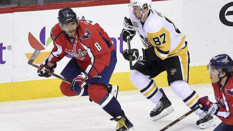 Alex Owetschkin und Sidney Crosby       -  Die NHL-Superstars Alex Owetschkin (8) und Sidney Crosby (87) sollen (und wollen) zu den Olympischen Spielen. Foto: Nick Wass