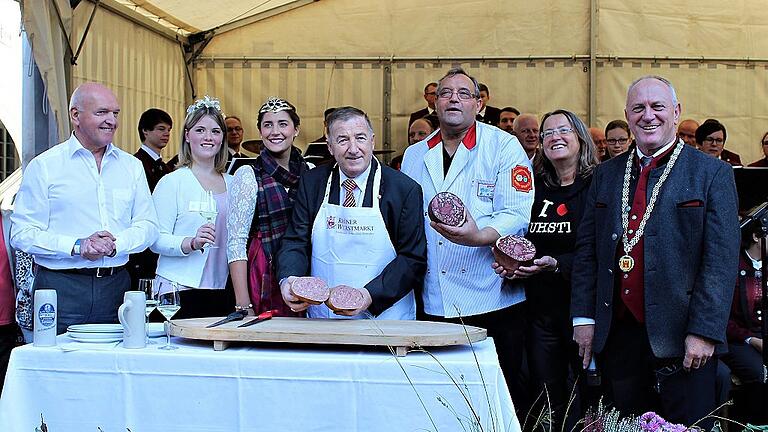 Am Samstagmorgen wurde der 9. Rhöner Wurstmarkt in Ostheim mit dem Wurstanschnitt offiziell eröffnet. Im Bild (von links) Landrat Thomas Habermann, Hammelburgs Weinprinzessin Annika Kuchenbrod, die Jagdkönigin des Bayerischen Jagdverbandes, Lisa Müller, der Ehrenpräsident des Deutschen Fleischerverbandes, Heinz-Werner Süss, Rhön-Grabfelds Innungs-Obermeister Anton Koob, die Vertreterin des Kommunalunternehmens Tourismus und Marketing Ostheim, Susanne Orf, sowie Bürgermeister Ulrich Waldsachs.