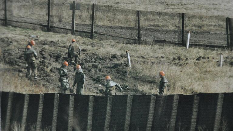 Zahlreiche Bilddokumente der einstigen deutsch-deutschen Grenze sind im Archiv von Hanns Friedrich zu finden - wie hier ein Minensuchkommando im Bereich Herbstadt aus Anfang der 80er Jahre.&nbsp;