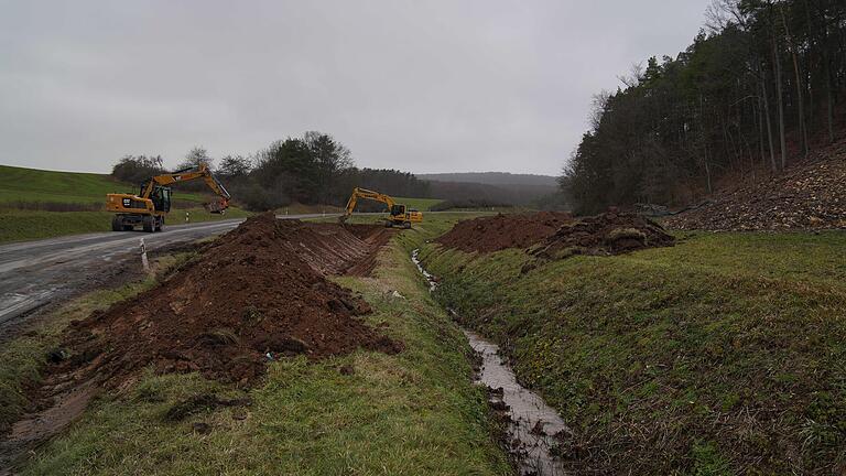 Der Greiser-Graben im Tal bei Frickenhausen wird verlegt. Diese Arbeiten finden im Vorgriff auf den nächsten Bauabschnitt statt, damit die Arbeiten im Frühjahr zügig beginnen können.