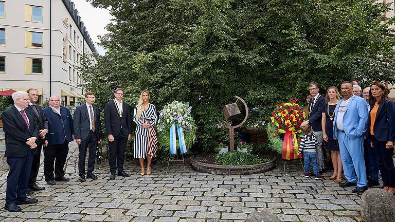 Kranzniederlegung am Paradeplatz zur Erinnerung an die systematische Verfolgung und Ermordung von Sinti und Roma während des NS-Regimes. Dr. Josef Schuster, Weihbischof Paul Reder, Domkapitular Stefan Gessner, Martin Heilig, Micheller Berger (Vorstandsmitglied im Verband deutscher SInti und Roma), Christian Schuchardt und Judith Roth-Jörg, bei der Kranzniederlegung.