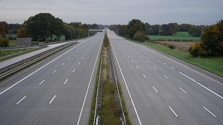 Sperrung der A1       -  Ein herumirrender Hund sorgte auf der A9 wiederholt für Sperrungen. (Symbolbild)