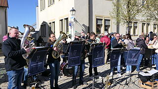 Das &quot;Scharfe Blech&quot; des Blasorchesters Sand unterhielt die Marktbesucher musikalisch.