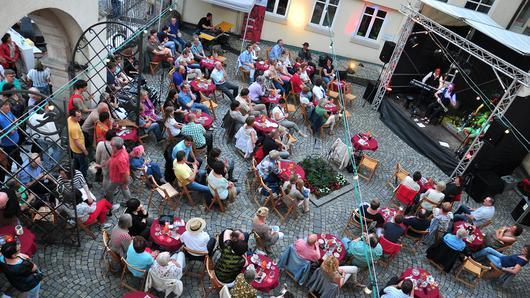 Eine tolle Stimmung herrschte bei den beiden ersten beiden Open-Air-Konzerten der Veranstaltungsreihe &bdquo;abend.licht&ldquo; des Kulturamts Haßfurt am vergangenen Wochenende.