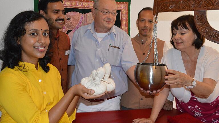 Seit Sommer 2015 gibt es Ayurveda in Bad Bocklet auch ambulant in der Praxis von Dr. Winfried Breitenbach (Mitte). Im Bild die indischen Ärzte (von links) Ansheena Sajan, Jobin Joy Madukkakuzhy und Sajan Joseph, mit Projektmanagerin Ebba-Karina Sander.