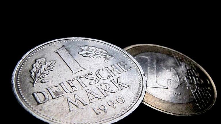 Eine Deutsche Mark (D-Mark, l) und eine Ein-Euro-Münze.jpeg       -  Eine Deutsche Mark (D-Mark, l.) und eine Ein-Euro-Münze.